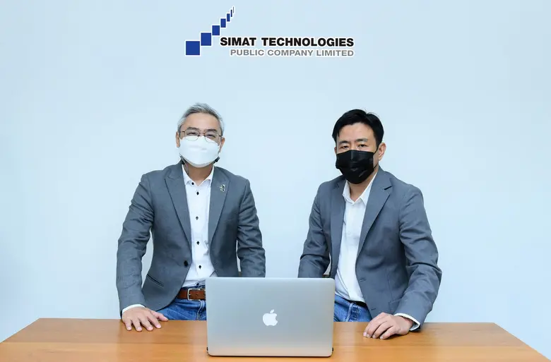 คุณบุญเลิศ เอี้ยวพรชัย (ขวา) ประธานเจ้าหน้าที่บริหา...