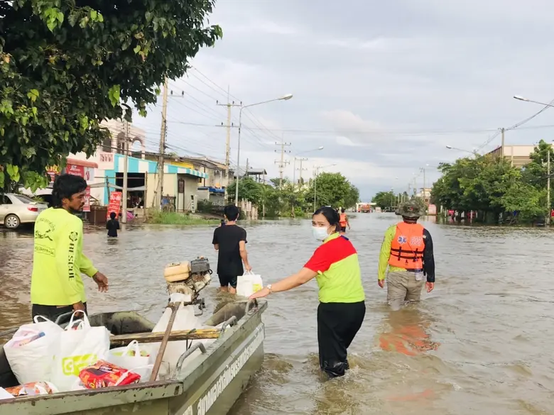 กลุ่มบีเจซี บิ๊กซี ลงพื้นที่มอบถุงยังชีพช่วยเหลือพี่น้องประชาชน ที่ประสบอุทกภัยจากพายุเตี้ยนหมู่จังหวัดสุโขทัย