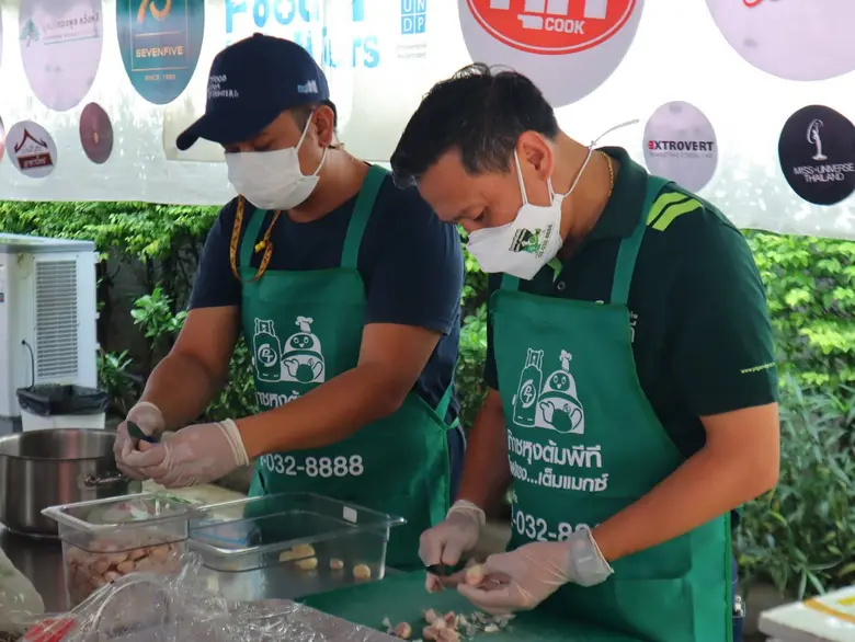 ก๊าซหุงต้มพีที พาเรียนทำอาหารกับเชฟดัง กับโครงการ Move on Fighters 9.9.9 Cooking Class ถ่ายทอดเคล็ดวิชาเพื่อให้ผู้ที่ได้รับผลกระทบจากโควิด-19 นำไปต่อยอดการประกอบอาชีพ