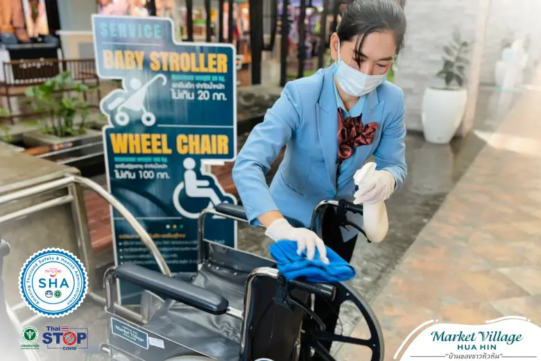 เจ้าหน้าที่มีการเช็ด พ่น ทำความสะอาด รถเข...