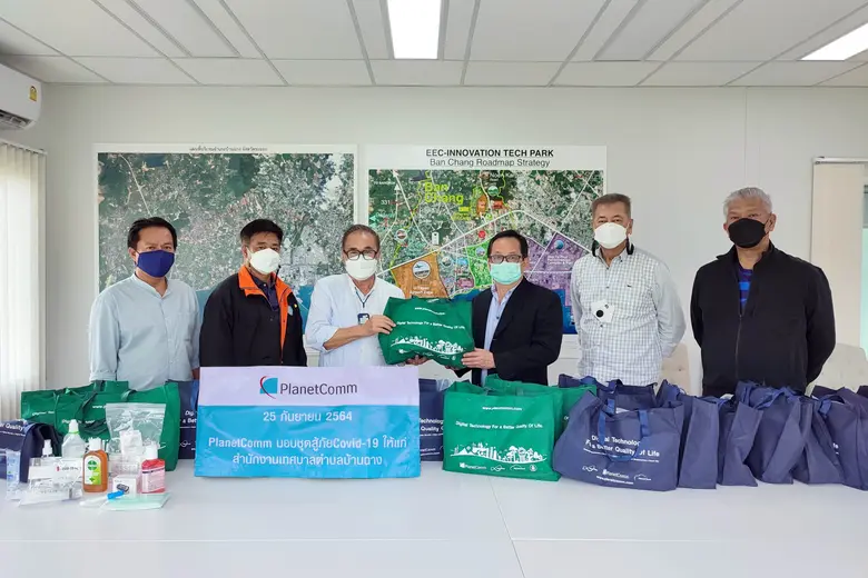 คุณประพัฒน์ รัฐเลิศกานต์ (ที่ 3 จากขวา) ก...