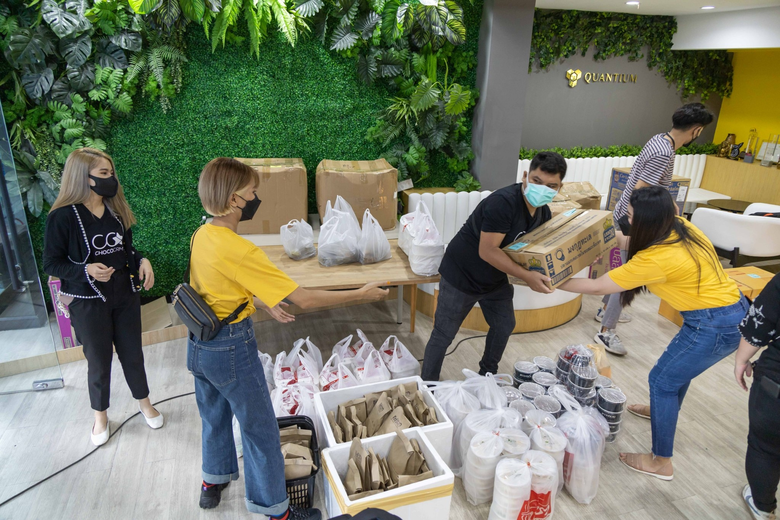 Choco CRM ส่งต่อกำลังใจและของอุปโภคบริโภคสู้โควิด-19 ให้มูลนิธิดวงประทีปชุมชนคลองเตยและศูนย์ข้าวเพื่อหมอ ผ่านโครงการ Social Care By Choco CRM