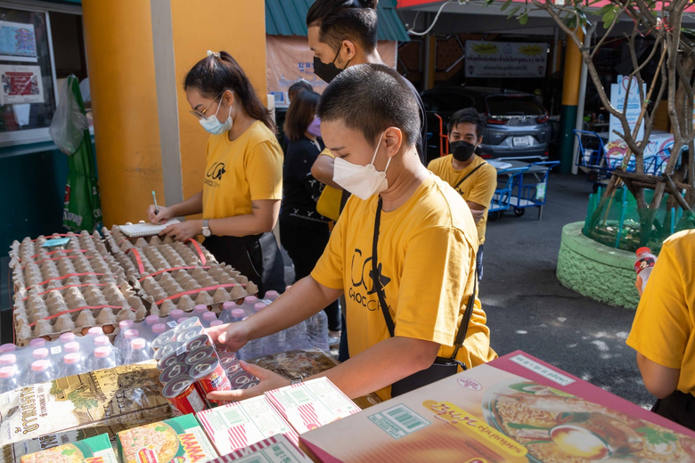 Choco CRM ส่งต่อกำลังใจและของอุปโภคบริโภคสู้โควิด-19 ให้มูลนิธิดวงประทีปชุมชนคลองเตยและศูนย์ข้าวเพื่อหมอ ผ่านโครงการ Social Care By Choco CRM