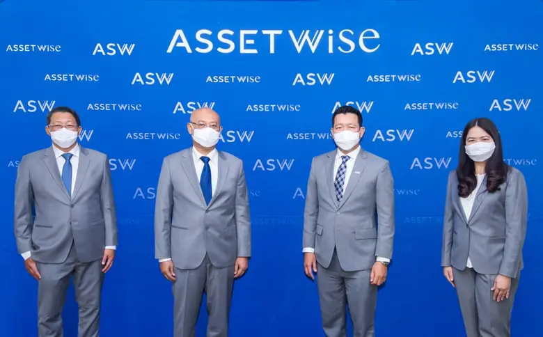 คุณศราวุธ จารุจินดา (ที่ 2 จากซ้าย) ประธา...