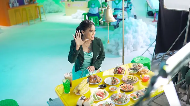 กริ๊งๆๆๆ! เสียงสั่นกระดิ่งรัวต้องมาหนึ่ง!...