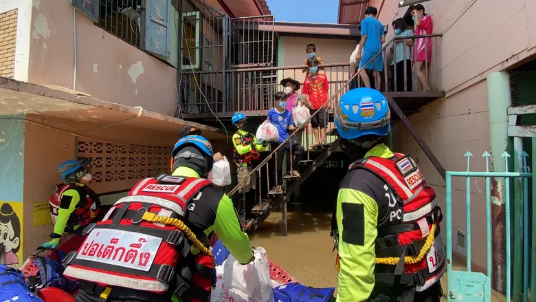 ทีมบรรเทาสาธารณภัยป่อเต็กตึ๊ง เคลื่อนกำลั...