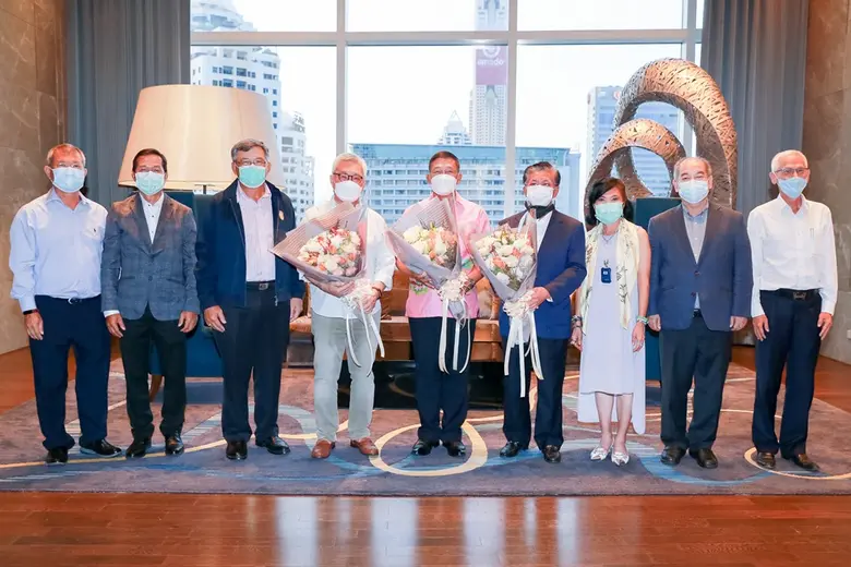 กลุ่มเพื่อน Wวปอ.49 มอบดอกไม้แสดงความยินด...