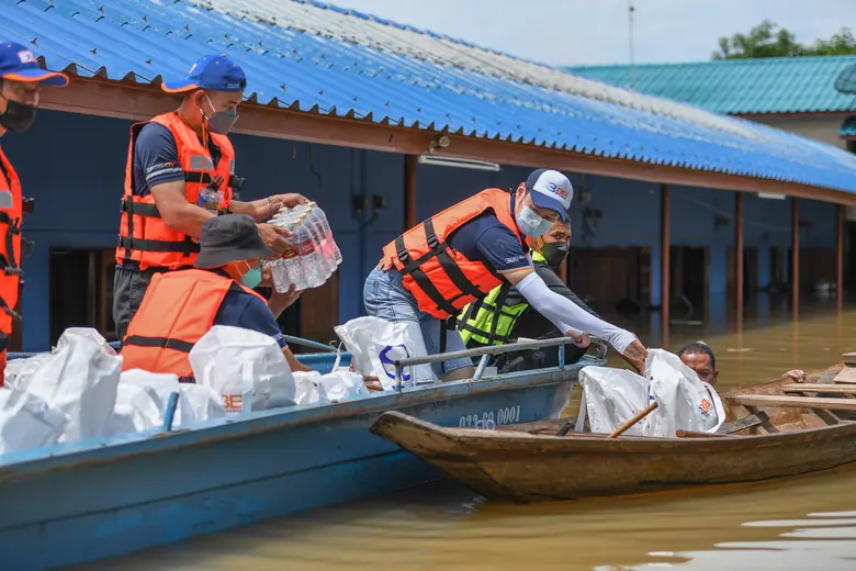 กลุ่มบริษัทจัสมินฯ โดย 3BB ภาคกลาง มอบถุงยังชีพและน้ำดื่มให้กับประชาชนในเขตพื้นที่ชุมชน อ.ป่าโมก จ.อ่างทอง