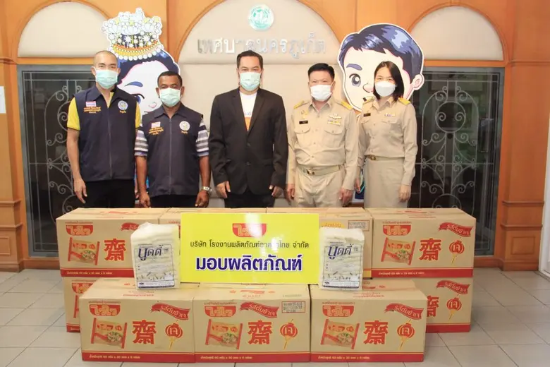 นายเมธาพร พุกพิบูลย์ (ที่ 3 ซ้าย) ผู้ช่วย...