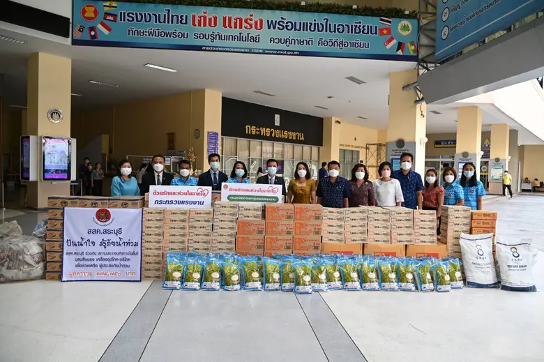 รมว.เฮ้ง ระดมกำลังทุกภาคส่วนสนับสนุนเครื่องอุปโภค บริโภค จัดถุงยังชีพช่วยประชาชน