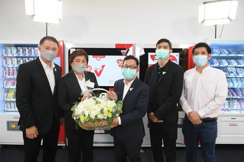 นายยาห์วายุ สดุดีปรีดา (คนกลาง) ประธานเจ้...