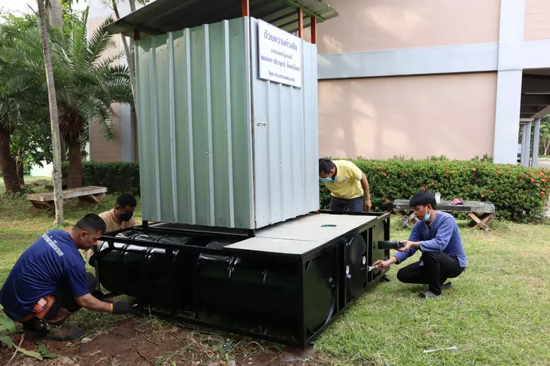 สำนักงานพัฒนาฝีมือแรงงานเลยได้มีการจัดทำสุขาลอยน้ำเพื่อบรรเทาทุกข์ให้กับพี่น้องประชาชนที่ประสบภัย