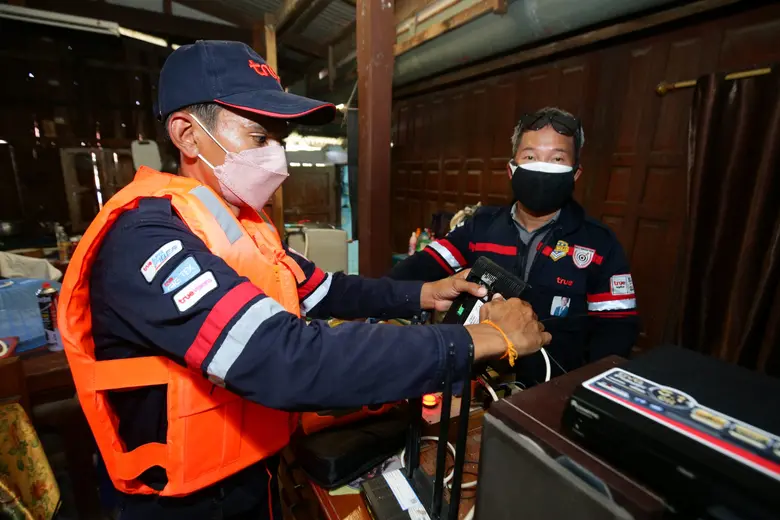 ทรูเร่งสปีด ส่งตรงกำลังใจช่วยเหลือผู้ประสบภัยน้ำท่วม จัดทีมช่างและจิตอาสาทรู ขึ้นเจ็ทสกี ลุยเข้าพื้นที่ดูแลอุปกรณ์สื่อสารถึงบ้าน พร้อมมอบถุงยังชีพแก่พี่น้องชาวบางบาล จ.พระนครศรีอยุธยา