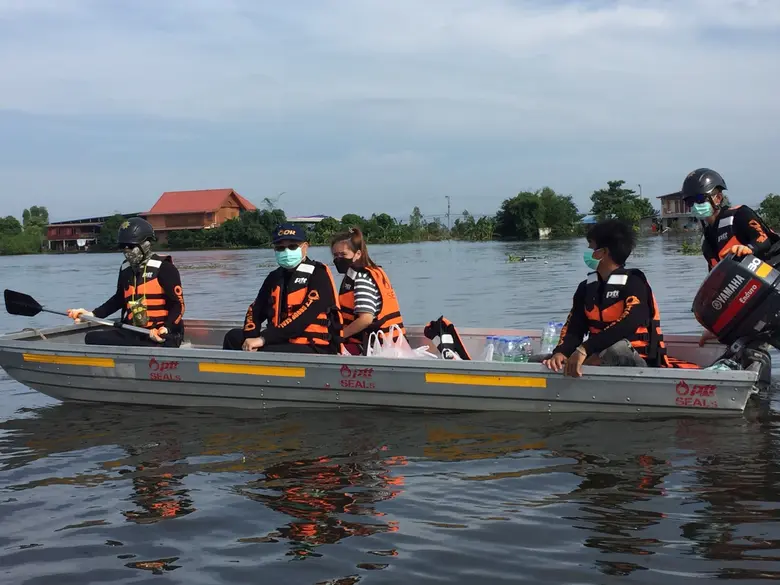 หน่วยปฏิบัติการ PTT Group SEALs กลุ่ม ปตท.  เดินหน้าลุยนำอุปกรณ์โดรน เรือท้องแบน ลงพื้นที่ จ.อยุธยา ช่วยเหลือผู้ประสบภัยเร่งด่วนจากจมบาดาล