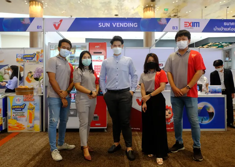 นายคเณศร์ อรรถไพศาลกุล (คนที่ 3 นับจากซ้า...