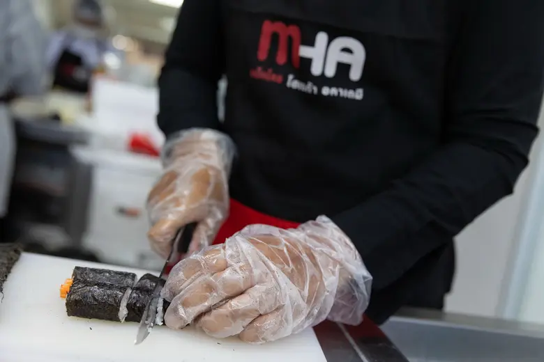 แม็คโคร ต่อยอดธุรกิจอาหาร เพิ่มโอกาส สร้างรายได้ ให้ผู้ประกอบการรายย่อย ส่ง แม็คโคร โฮเรก้า อคาเดมี (MHA) สอนหลักสูตร "ซูชิ" รับแนวโน้มอาหารญี่ปุ่นขยายตัวต่อเนื่อง