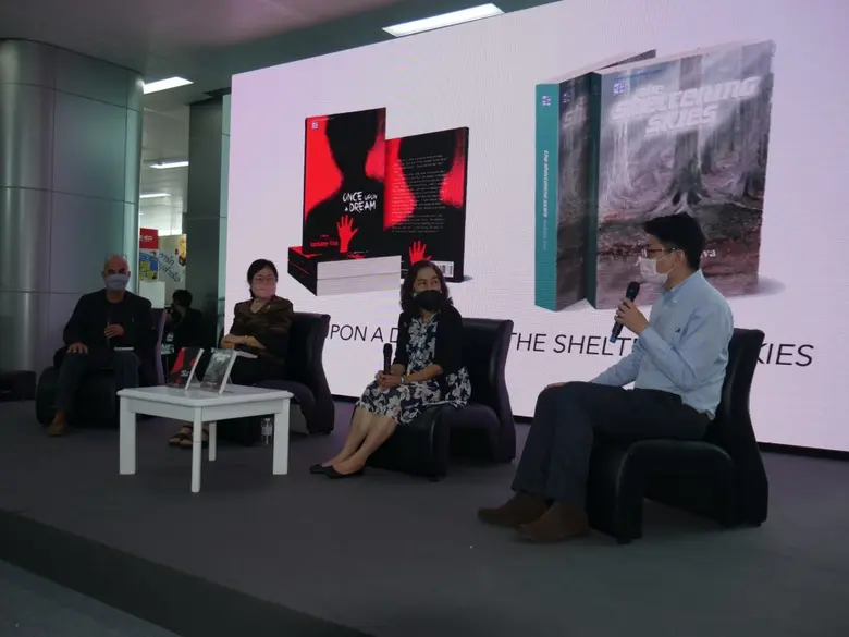 ประพันธ์สาส์นมอบรางวัลนักเขียนสตรี "ชมนาดเกียรติยศ" แด่ อัญชลี วิวัธนชัย นักเขียนซีไรต์ ปี 2533 สนับสนุนนักเขียนหญิงประดับวงการนักประพันธ์