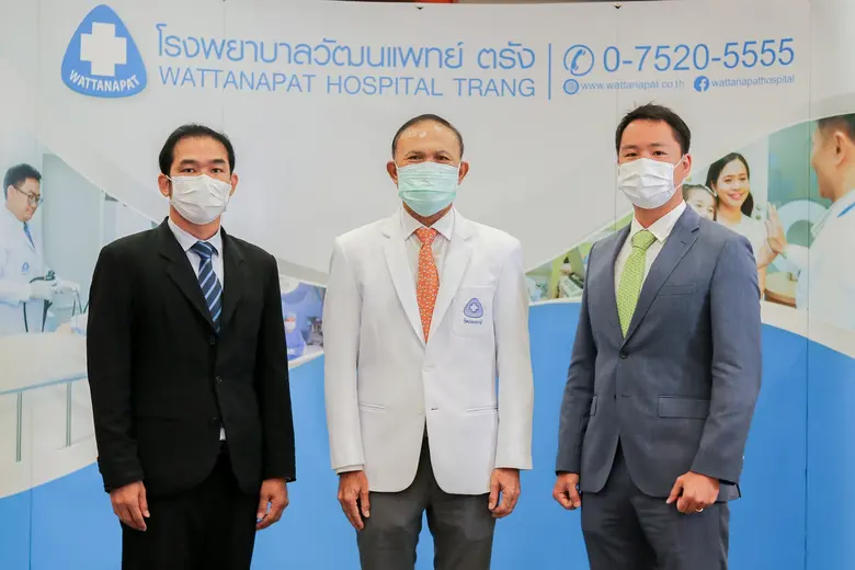 นายแพทย์สมชาย จันทร์สว่าง (กลาง) ประธานเจ...