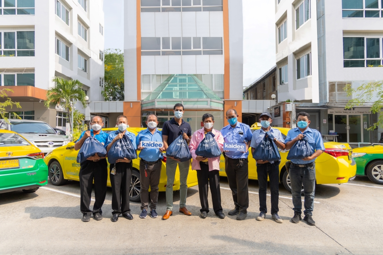 นายประทีป ปานเดย์ (กลางซ้าย) หัวหน้าฝ่ายธ...