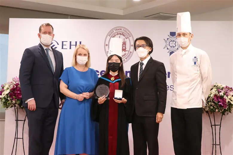 "พิธีเฉลิมฉลอง วันแห่งความสำเร็จ หลักสูตรนานาชาติ" ที่ วิทยาลัยดุสิตธานี