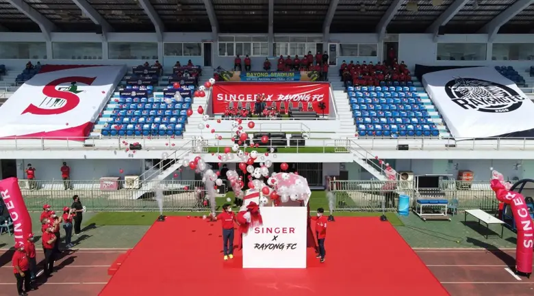 ซิงเกอร์ เดินกลยุทธ์สปอร์ตมาร์เกตติ้ง จับใจมหาชนหนุนเศรษฐกิจชุมชนยั่งยืน สปอนเซอร์ "ระยอง เอฟซี" นำร่องโมเดล สร้างงาน สร้างอาชีพ เจาะระดับตำบล