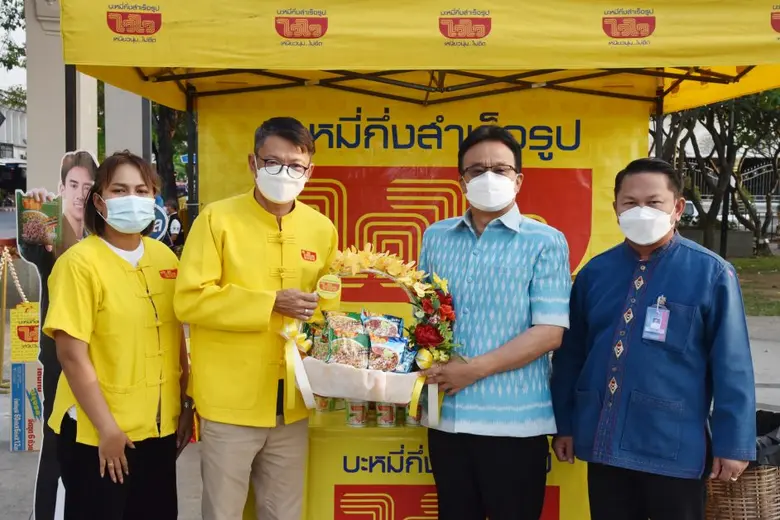 นายศิริชัย คำลม (ที่ ๒ ซ้าย) ผู้จัดการฝ่า...