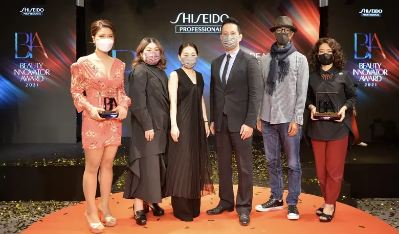 จากซ้ายไปขวา: นางสาววิลาสินี ชื่นชม จากร้...