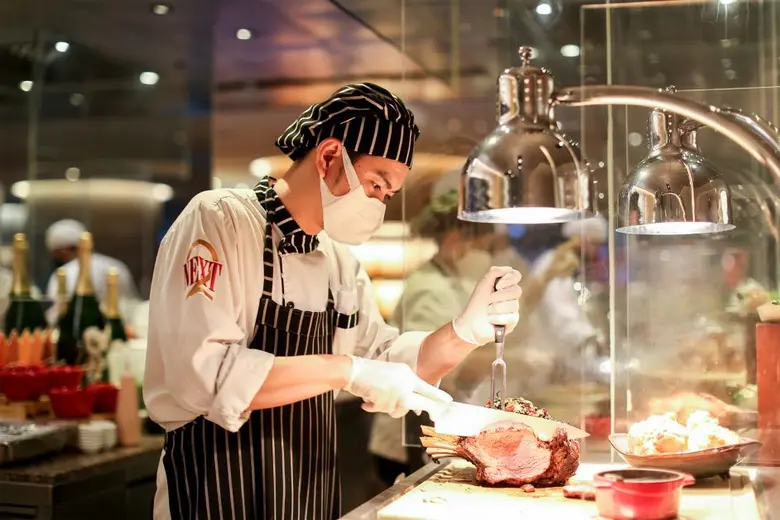 ฉลองสงกรานต์ท่ามกลางบรรยากาศอันแสนรื่นรมย์ริมแม่น้ำเจ้าพระยาไปกับคนที่คุณรัก พร้อมอิ่มหนำไปกับค่ำคืน "ซีฟู้ด ไนท์" และ "เซิร์ฟ แอนด์ เทิร์ฟ ไนท์"