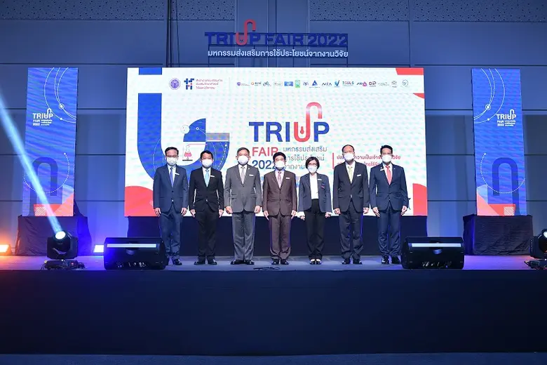 พลอากาศเอก ดร.ประจิน จั่นตอง (ที่สามจากซ้...