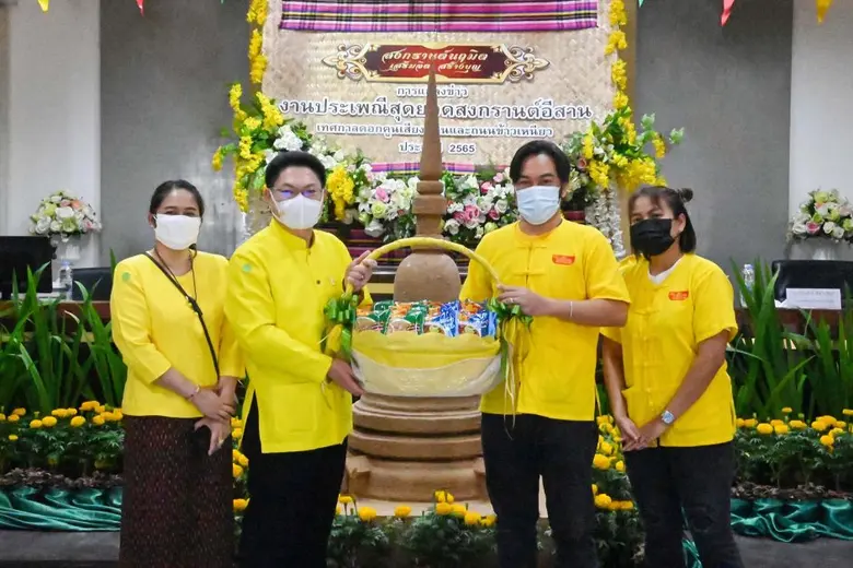 นายเมธาพร พุกพิบูลย์ (ที่3ซ้าย) รองผู้จัด...