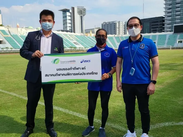 นายสุทธิพงศ์ ตั้งสัจจะพจน์ (ซ้าย) กรรมการ...