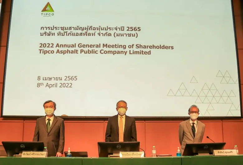 คุณชายน้อย เผื่อนโกสุม (กลาง) ประธานกรรมก...