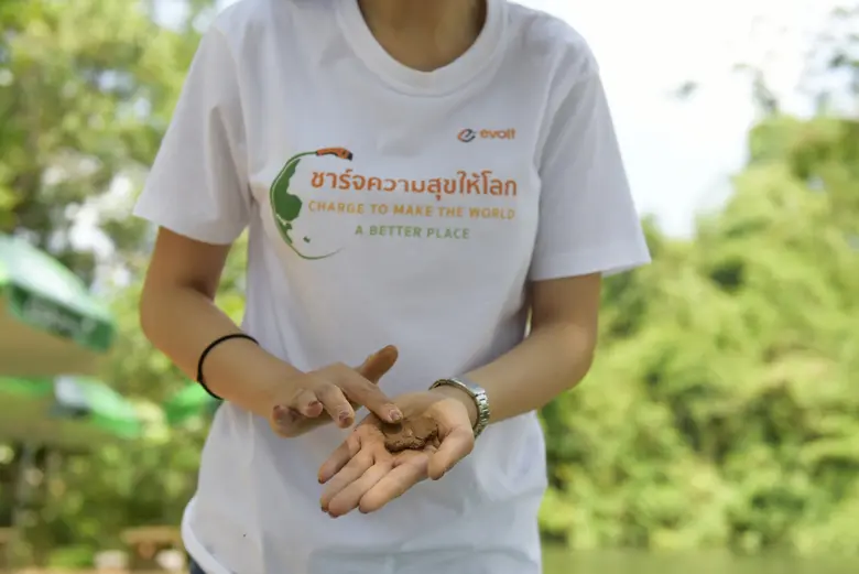 อีโวลท์ เทคโนโลยี จัดกิจกรรม "Evolt's CSR ชวนชาร์จความสุขให้โลก" ปลูกป่าและทำไข่เค็มใบเตย ที่ อ.แก่งกระจาน จ.เพชรบุรี ตอกย้ำภารกิจสร้างสังคมคาร์บอนต่ำ