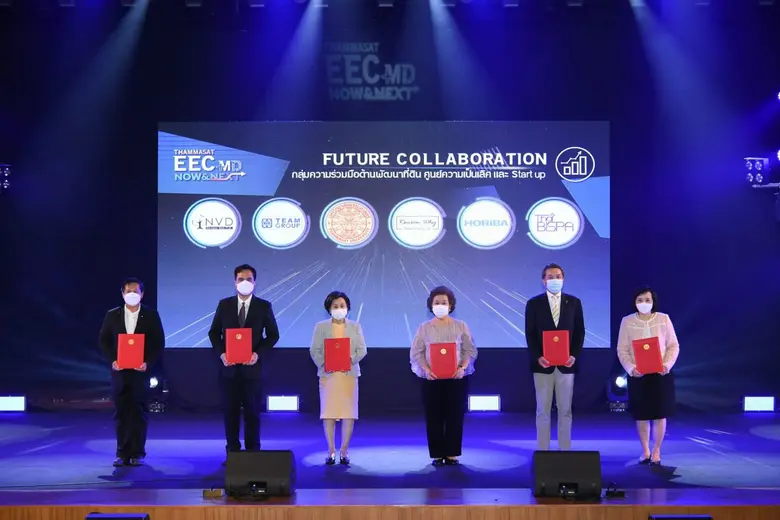 นายสมพัสตร์ สุวพิศ (คนที่ 2 จากซ้าย) กรรมการบริหาร ...