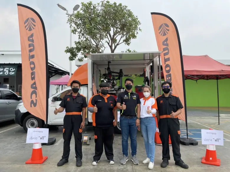 นายฐากูร พวงมาลี ผู้จัดการทั่วไป (คนกลาง)...