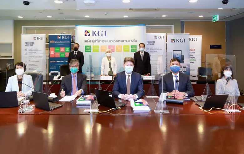 ดร.จื้อ-หง หลิน (ที่ 2 จากขวา) กรรมการอำน...