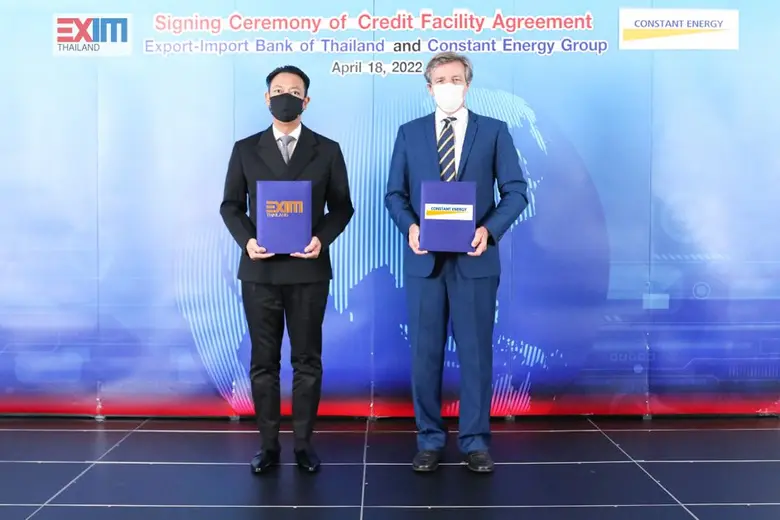 ดร.รักษ์ วรกิจโภคาทร (ซ้าย) กรรมการผู้จัด...