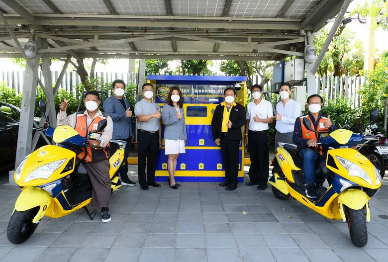 คุณสมศักดิ์ ปรางทอง (ที่ 4 จากขวา) ผู้ช่ว...