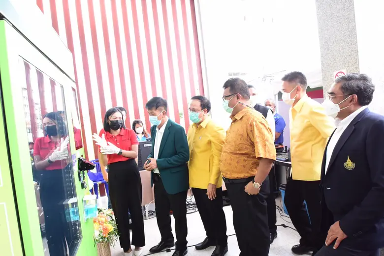 หาดทิพย์ จับมือ มหาวิทยาลัยสงขลานครินทร์ จัดทำโครงการนำร่องตู้อัตโนมัติ "ล่วมยา รวมใจ ผ่านภัย โควิด" เพิ่มช่องทางการเข้าถึงยาและอุปกรณ์ป้องกันโควิด-19 ตลอด 24 ชม.