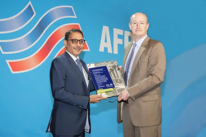 นายอาลก โลเฮีย (ซ้าย) ประธานเจ้าหน้าที่บร...