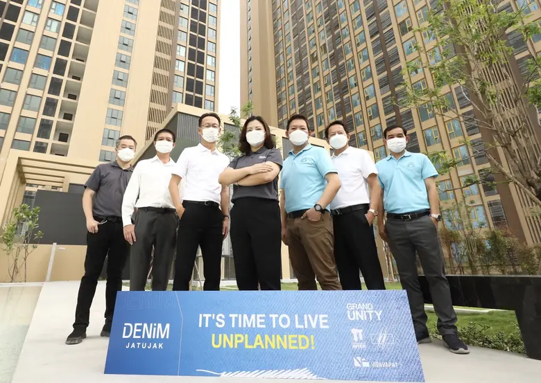 ทัดดาว จิระสวัสดิ์ (ที่ 4 จากซ้าย) รักษาก...