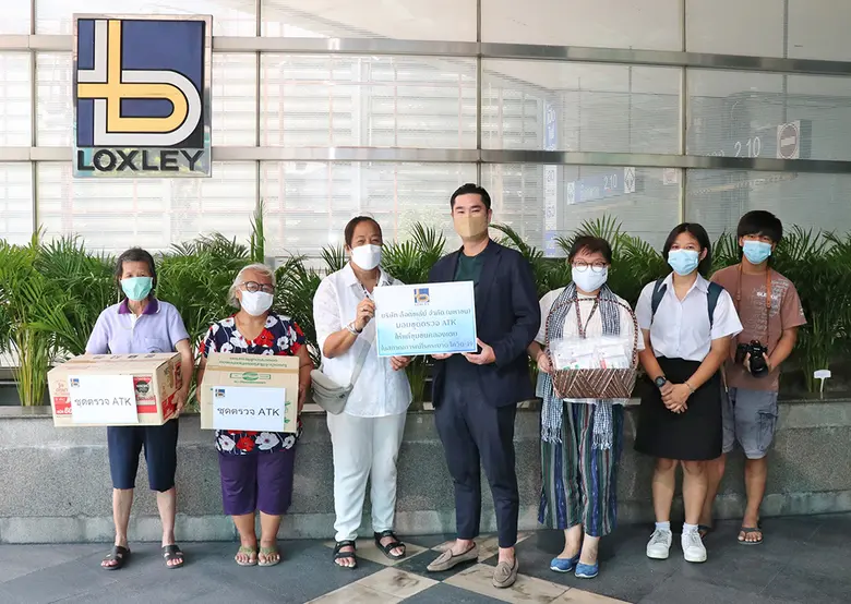 ล็อกซเล่ย์ มอบกระเช้าแทนความห่วงใยผู้สูงอายุ และชุดตรวจ ATK ให้ชุมชนตลาดปีนัง