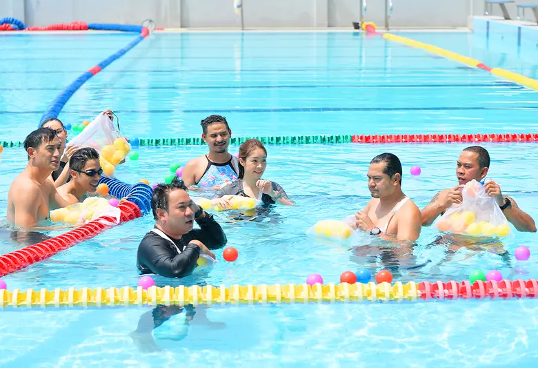 ซัมเมอร์ระอุ!! ณัฐ ศักดาทร,บิ๊ก ทองภูมิ,มะลิ โคทส์,ดาร์ลิ่ง อารดา,จุ๊บจิ๊บ เชิญยิ้ม,เจ๊เต๋า บางปู  แข่งขันคัดตัวแทนการแข่งกีฬาว่ายน้ำสุดเดือดใน"สมรภูมิกีฬา ALL STAR CHALLENGE"