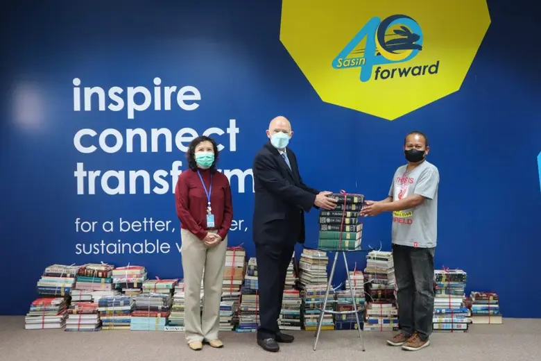 ศาสตราจารย์เอียน เฟนวิค ผู้อำนวยการ พร้อม...