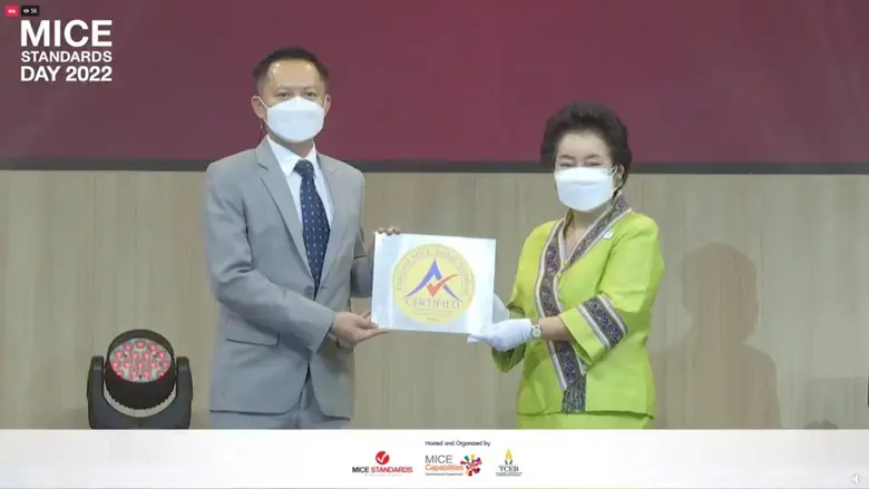 คุณนพพร คงวุฒิ ผู้จัดการทั่วไป โรงแรมเฮอร...