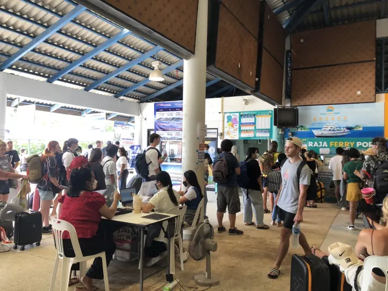 บรรยากาศการท่องเที่ยวช่วงเทศกาลสงกรานต์ใน...