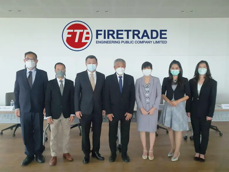 นายพรศักดิ์ ลิ้มบุญยประเสริฐ (กลาง) ประธา...