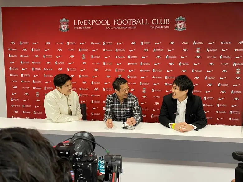 สองหัวเรือใหญ่ผู้จัดงานแดงเดือดในไทย วินิจ เลิศรัตนชัย และท็อป จิรายุส  บินลัดฟ้าพบปะผู้บริหาร และเยี่ยมชม สโมสรแมนเชสเตอร์ ยูไนเต็ด และสโมสรลิเวอร์พูล