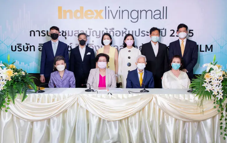 นางกรรณิกา ชลิตอาภรณ์ (แถวแรก ที่ 2 จากซ้...