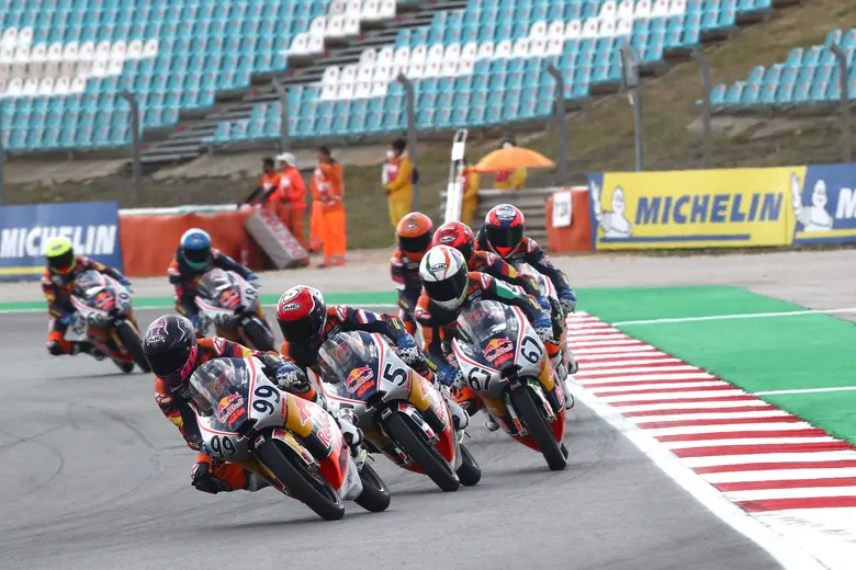 "ก๊องส์-ธัชกร" ซิวท็อป 6 เรซสอง "โมโตจีพี รุกกีส์ คัพ" ปอร์ติเมา